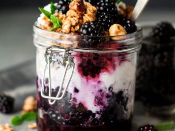 granola pots breakfast blackberries