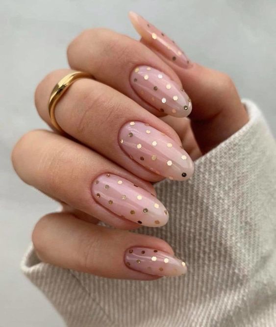 gold-dots-gold-nails
