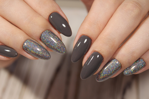 holographic-nail-art-trends
