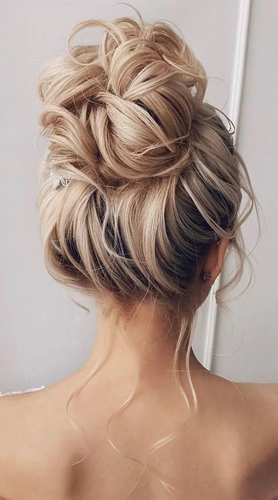How to create the perfect messy bun + hair styling tips - Miss Minimalista  - hairstyles 2023, make-up trends and fashion trends