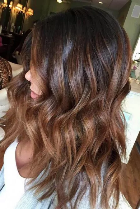 Highlights in brown hair: cute highlights in your brown hairstyle (brunette)  - Miss Minimalista - hairstyles 2023, make-up trends and fashion trends