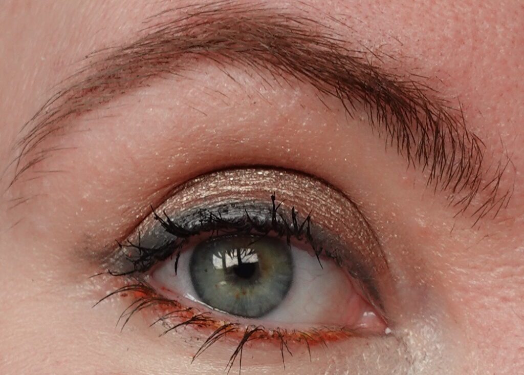 orange-eyeliner-look