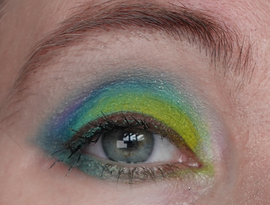 green-and-yellow-eyeshadow-look
