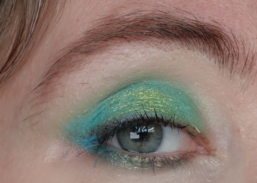 mint-green-shimmery-eyeshadow-look