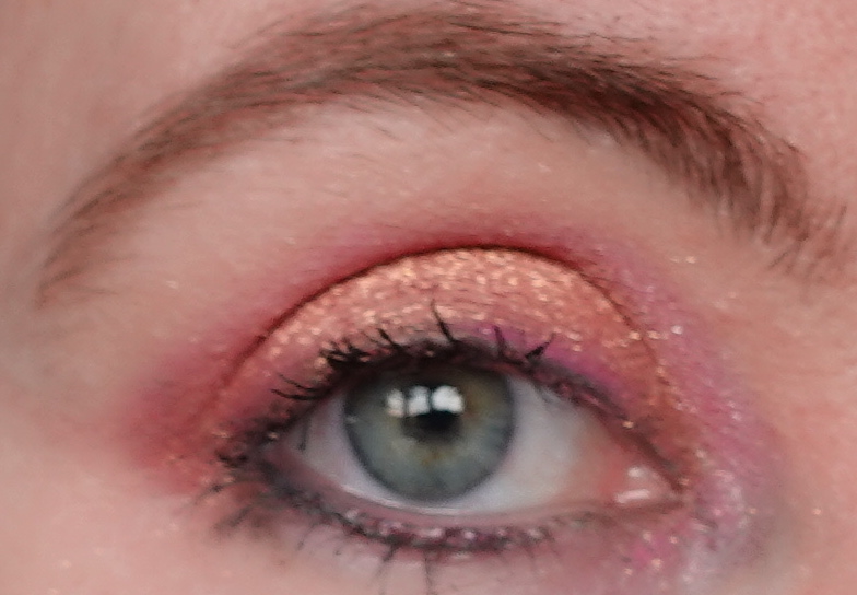 rose-gold-eyeshadow-look-with-pink