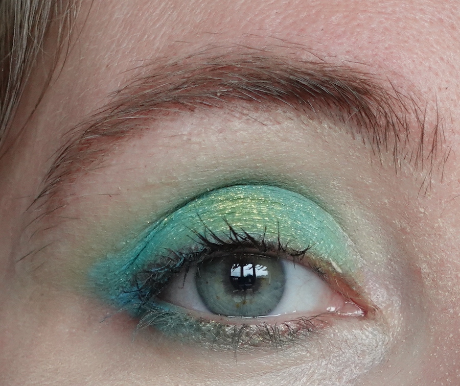 shimmery-green-eyeshadow-look